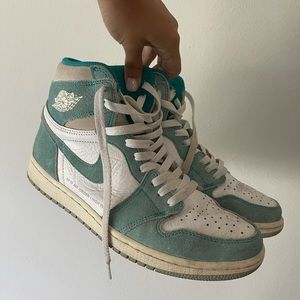 Nike Air Jordan 1 - Turbo Green

Size men’s 8
Used condition 7/10
No box